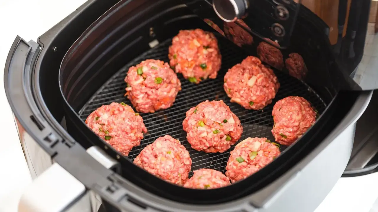 Pyszne klopsiki gotowe do pieczenia w air fryerze. Idealne na szybki obiad, odkryj nowe air fryer przepisy obiad.