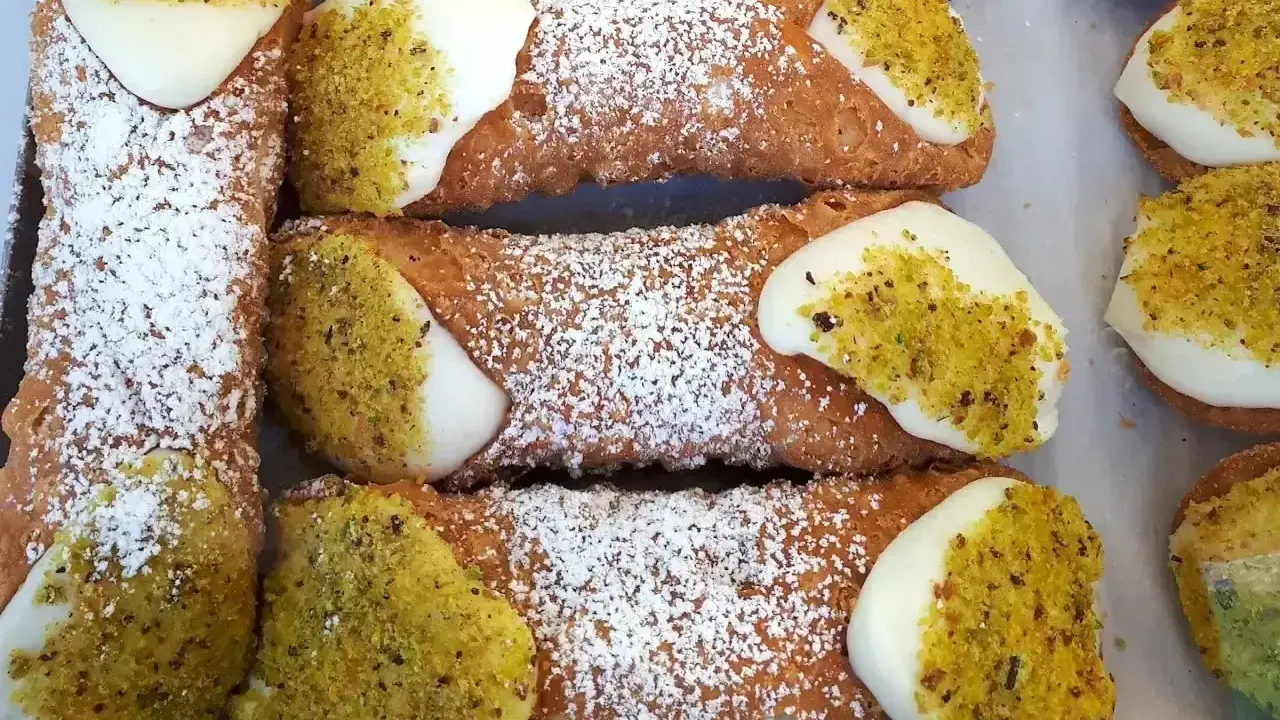 Pyszne, chrupiące rurki z kremem i pistacjami. Idealny dobry przepis na ciasto na rurki, posypane cukrem pudrem.