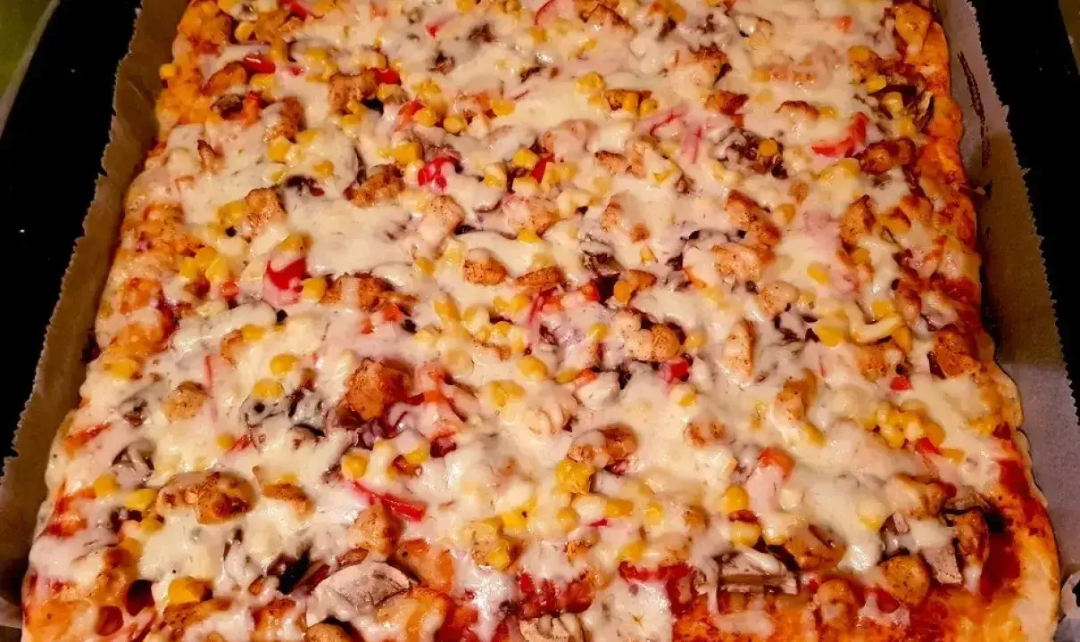 Pyszna pizza z kurczakiem i kukurydzą, idealna na szybki obiad. Gdzie kupić ciasto na pizzę? W każdym supermarkecie!