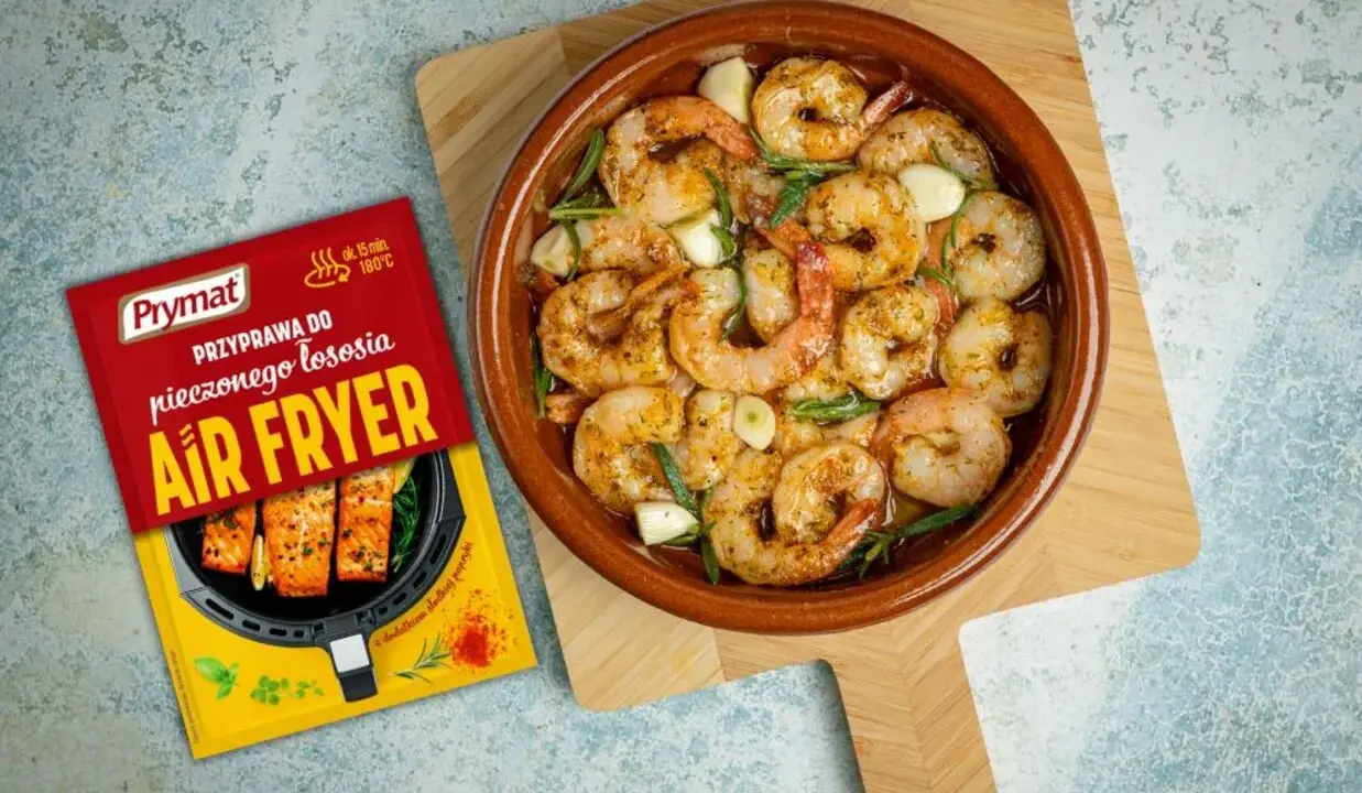 Aromatyczne krewetki z airfryer, gotowe w kilkanaście minut. Obok opakowanie przyprawy Prymat do pieczonego łososia.