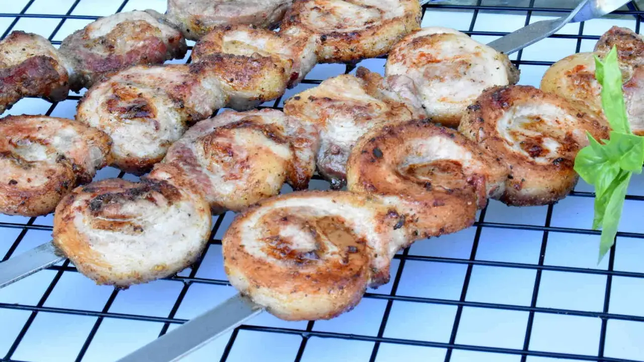 Soczysty boczek na szaszłykach, idealny do grillowania. Marynata do boczku na grilla sprawia, że mięso jest kruche i aromatyczne.