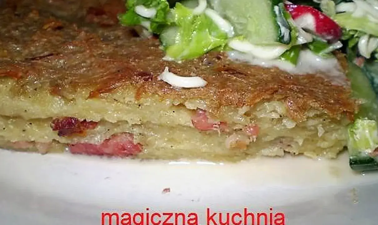 Pyszny kartoflak z boczkiem, podany z sałatką ze świeżych warzyw.