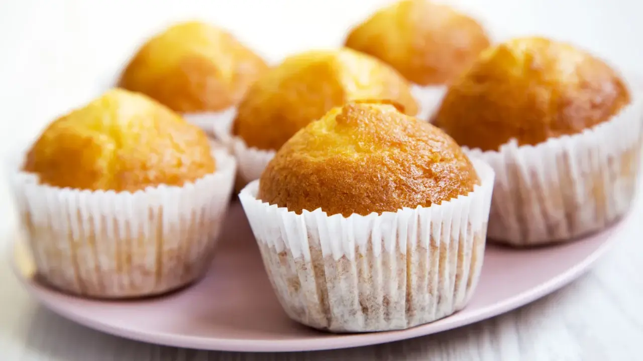 Puszyste muffinki na talerzyku, idealne do kawy. Ten przepis na wilgotne i puszyste muffinki sprawi, że będą smakować wybornie.
