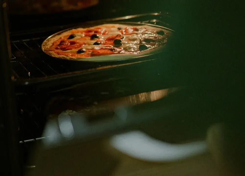 Jak długo piec pizzę, aby uniknąć przypalenia i niedopiekania?