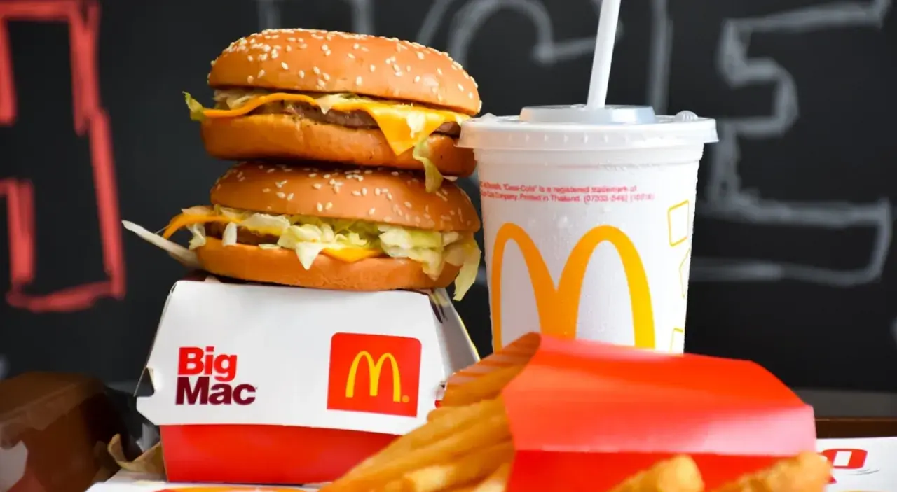 Dwa Big Maci, frytki i napój. Zastanawiasz się, ile kcal ma burger z burgerowni?
