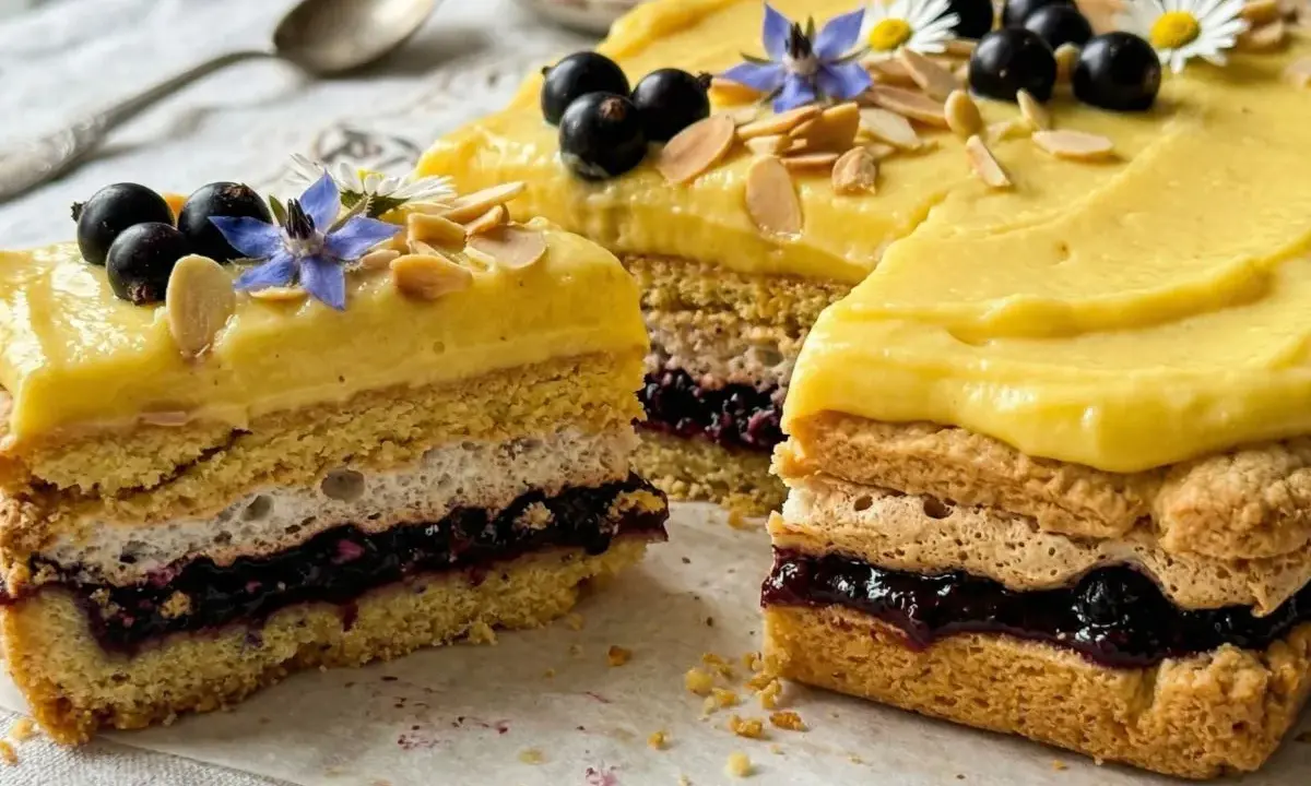 Oryginalny mazurek wielkanocny z kremem cytrynowym, czarnymi porzeczkami, bezą i płatkami migdałów.