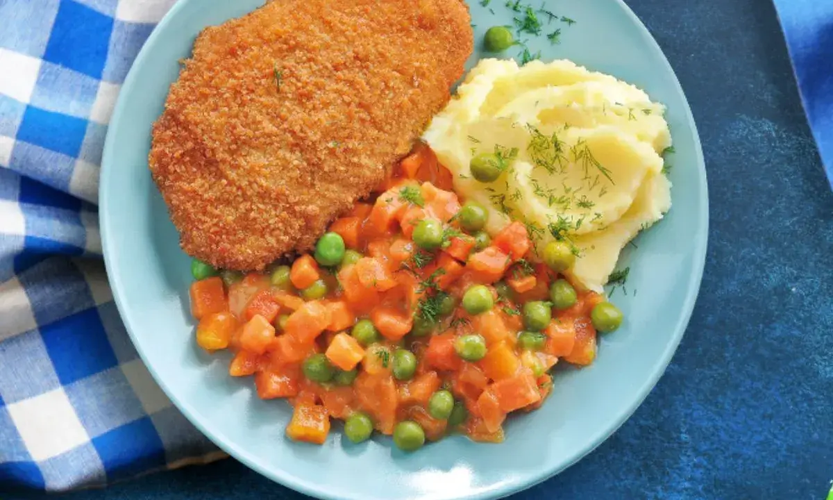 Idealne danie co na sobotni obiad: panierowany kotlet, puree ziemniaczane z koperkiem i warzywa w sosie.