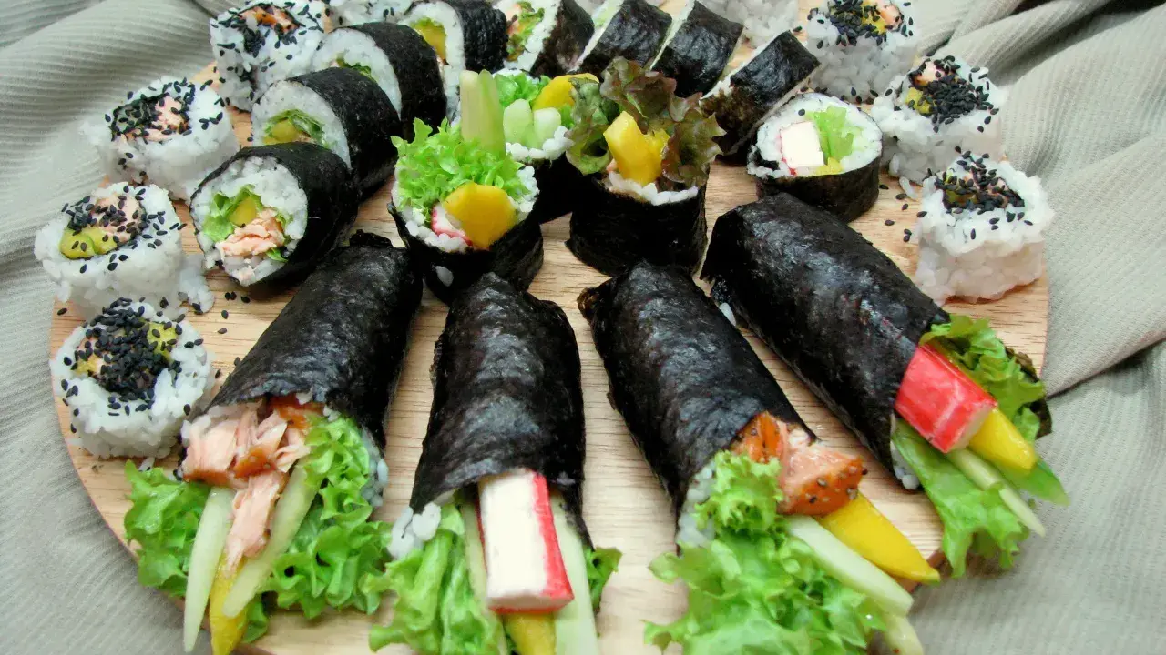 Talerz pełen pyszności: sushi z łososiem, awokado, krabem i warzywami. Idealne na co do sushi.