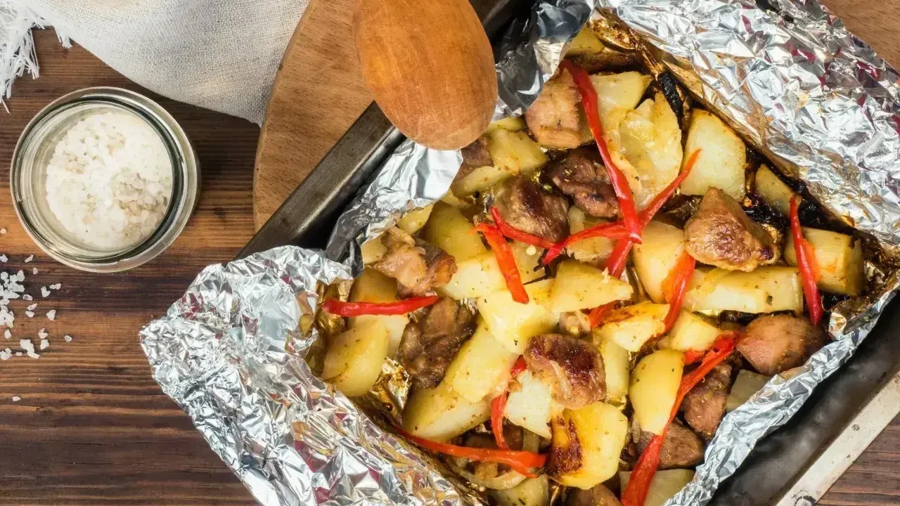 Szybkie danie z fileta z kurczaka i ziemniaków zapiekanych w folii z papryczką chili. Idealne, gdy nie wiesz, co zrobić z fileta z kurczaka na szybko.