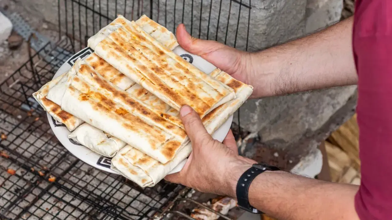 Talerz pełen pysznego, grillowanego kebab w picie, gotowy do podania.