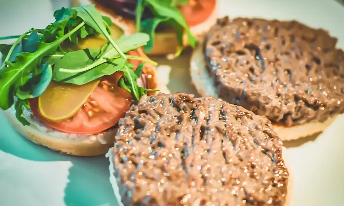 Gotowe hamburgery z Biedronki: jak przyrządzić pyszne burgery z rukolą, pomidorem i ogórkiem.