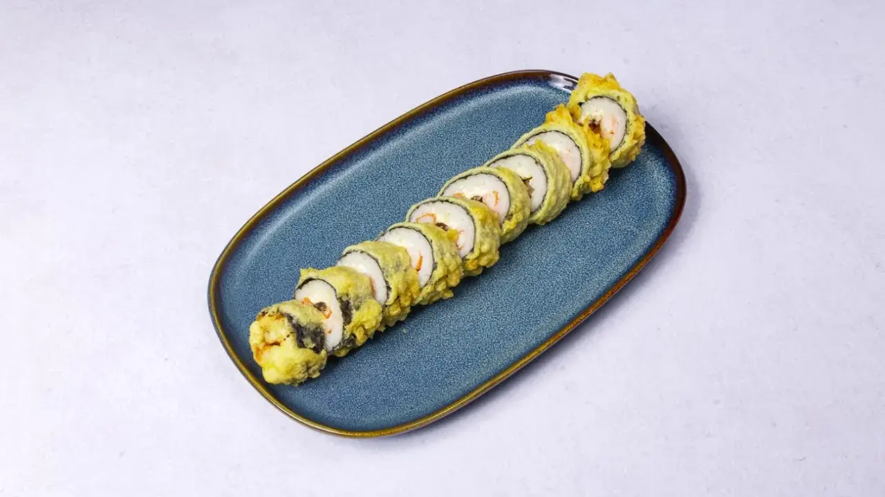 Roladki sushi w panierce tempura, idealne do domowego przepisu. Chrupiące i pyszne!