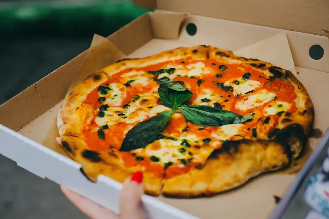 Ile kalorii ma mała pizza? Zaskakujące różnice w kaloryczności
