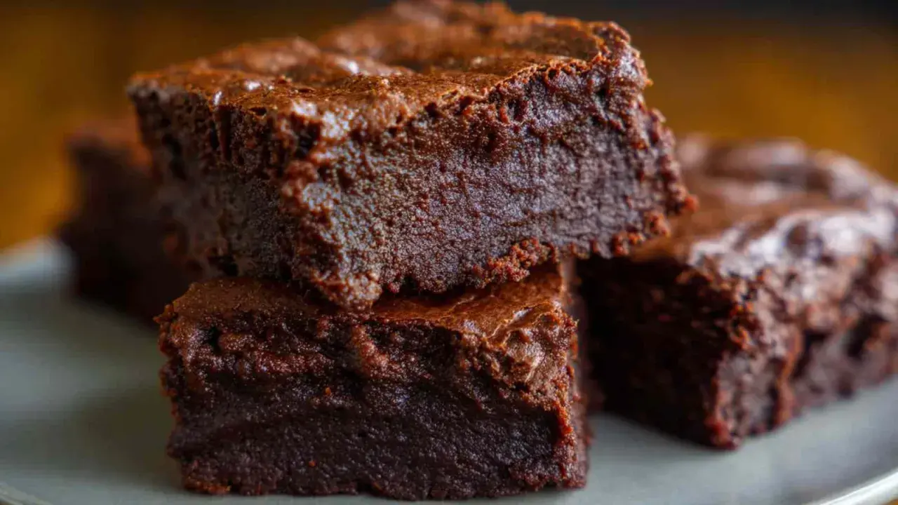 Puszyste brownie z airfryer, idealne na szybki deser. Czekoladowe, wilgotne i pyszne.