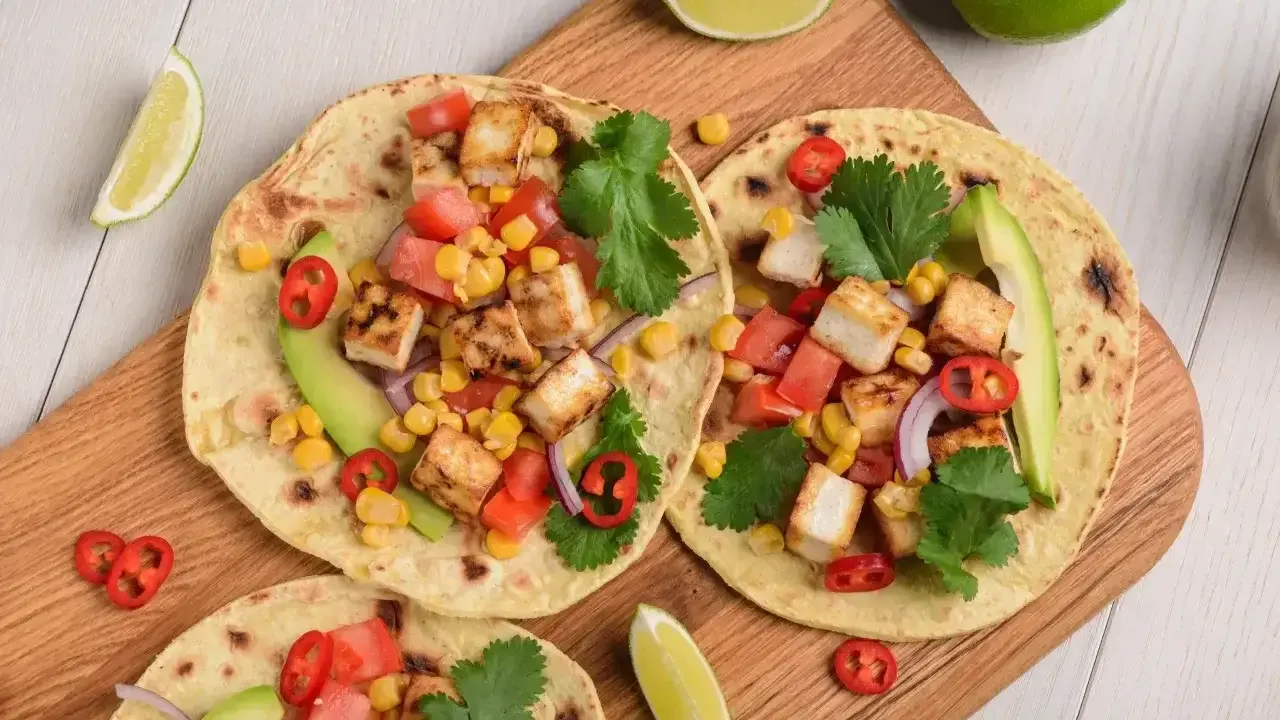 Kolorowe tortille z grillowanym tofu, kukurydzą, pomidorami, awokado i papryczką chili. Idealny lekki obiad.