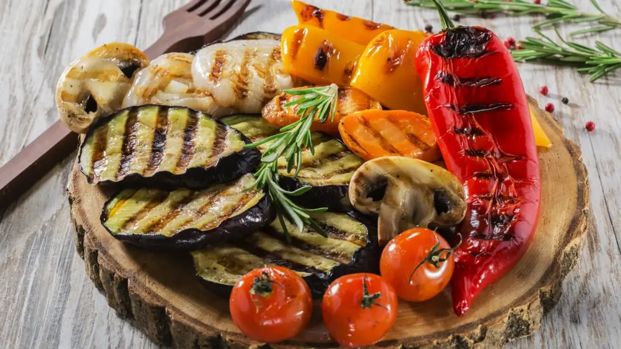 Grillowane warzywa: bakłażan, papryka, pieczarki, pomidorki. Idealne na co na grilla tanio i zdrowo.