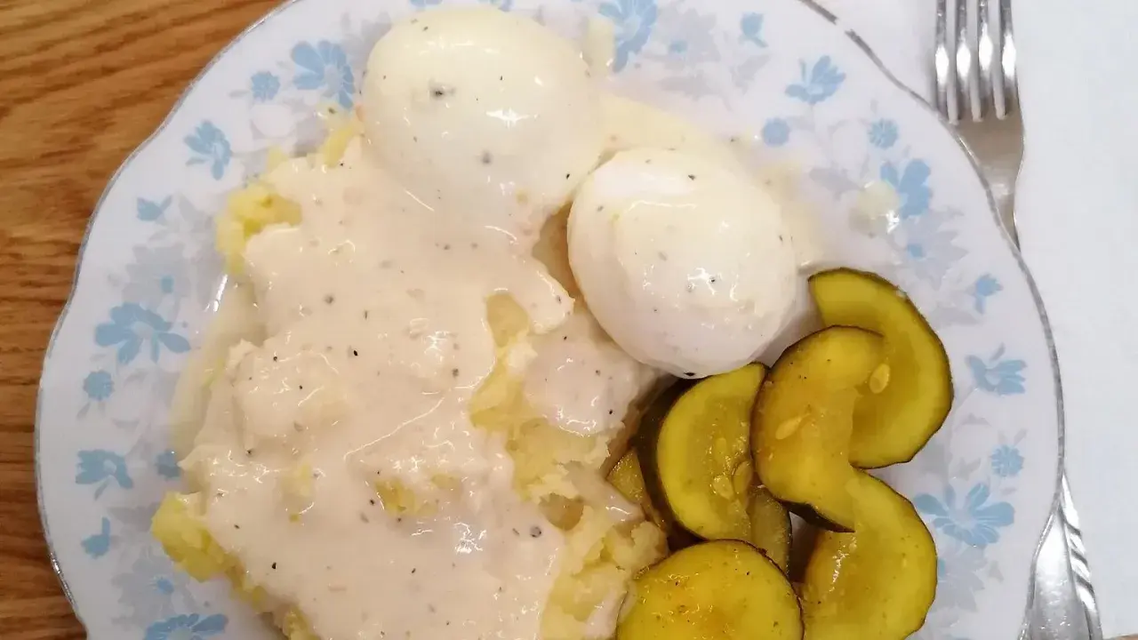 Stare przepisy na obiad: ziemniaki z jajkami w sosie i ogórki kiszone. Klasyka domowej kuchni.