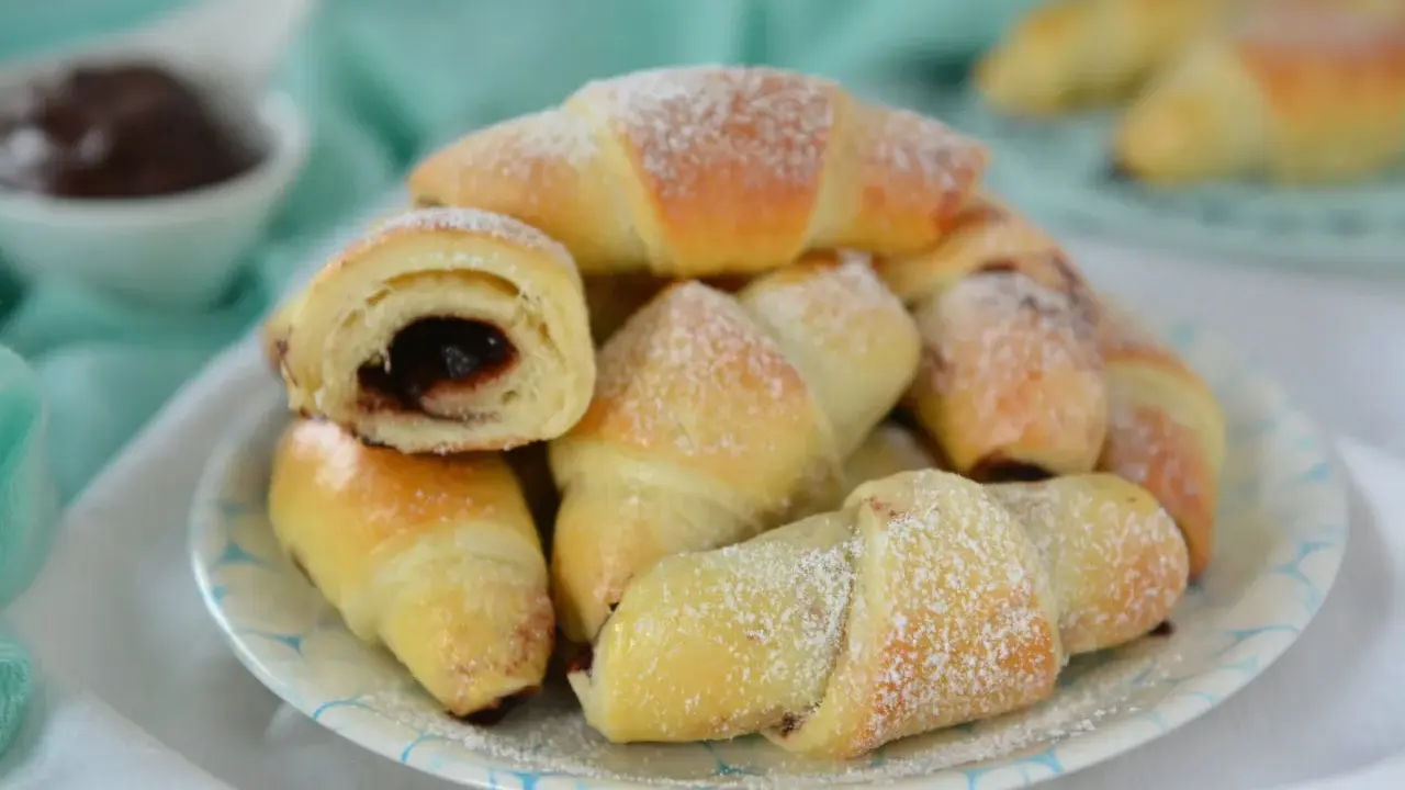 Rogaliki drożdżowe z czekoladą, posypane cukrem pudrem. Smak dzieciństwa, jak u babci!