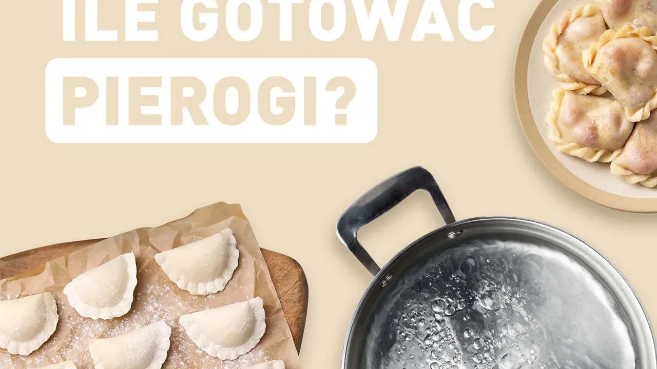 Gotowanie pierogów: surowe i ugotowane na talerzu, obok garnka z wrzątkiem. Dowiedz się, ile gotować pierogi, by były idealne.