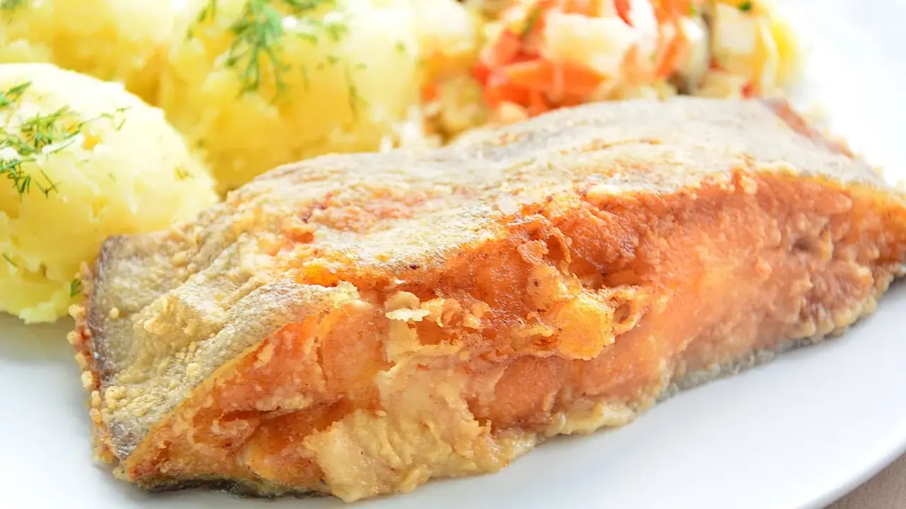 Chrupiący halibut smażony na złoto, podany z purée ziemniaczanym i surówką. Pyszny obiad gotowy!