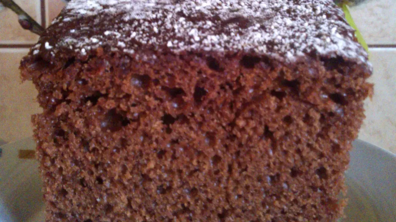 Szybkie i tanie ciasto na dużą blachę, puszysty czekoladowy biszkopt posypany cukrem pudrem. Idealny na każdą okazję.
