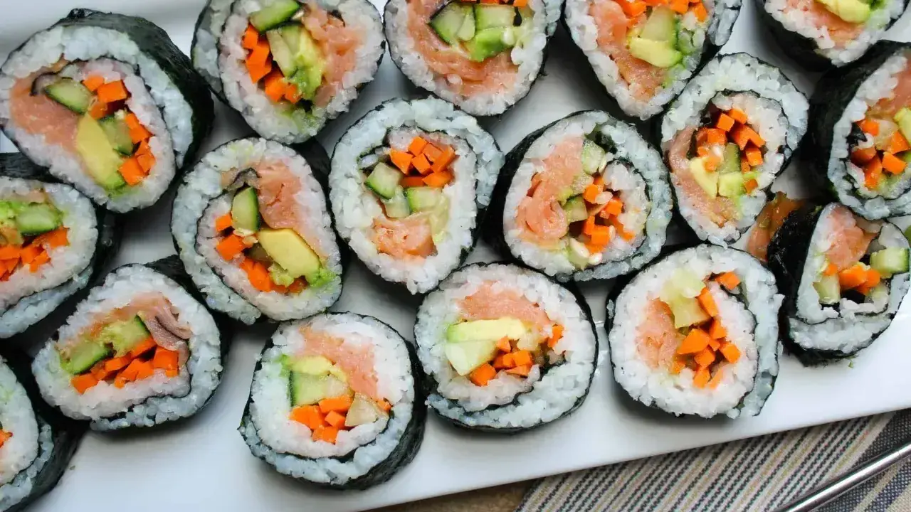 Gotowe rolki sushi z łososiem, awokado, ogórkiem i marchewką. Idealne, by zacząć przygodę, jak zrobić sushi!
