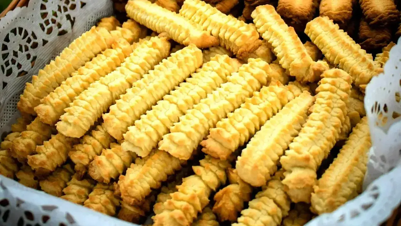 Koszyk pełen pysznych, złocistych ciasteczek kruchych babci, pachnących domem i wspomnieniami.