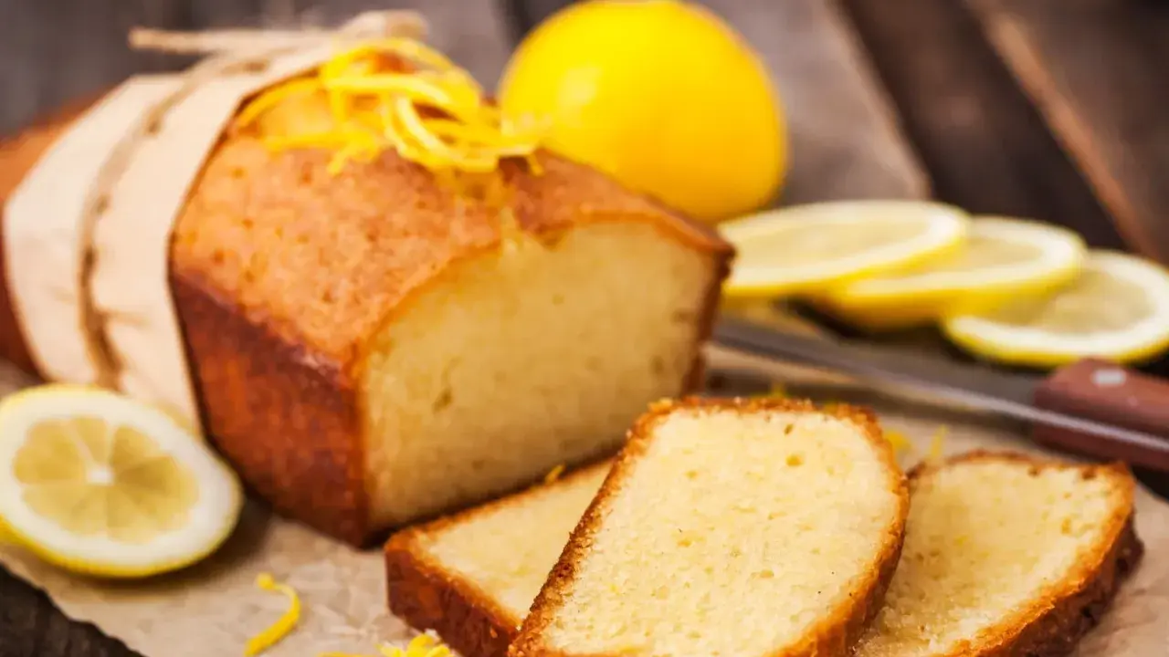 Babka piaskowa przepis babci. Puszysty, cytrynowy keks z kandyzowaną skórką, podany z plasterkami cytryny.