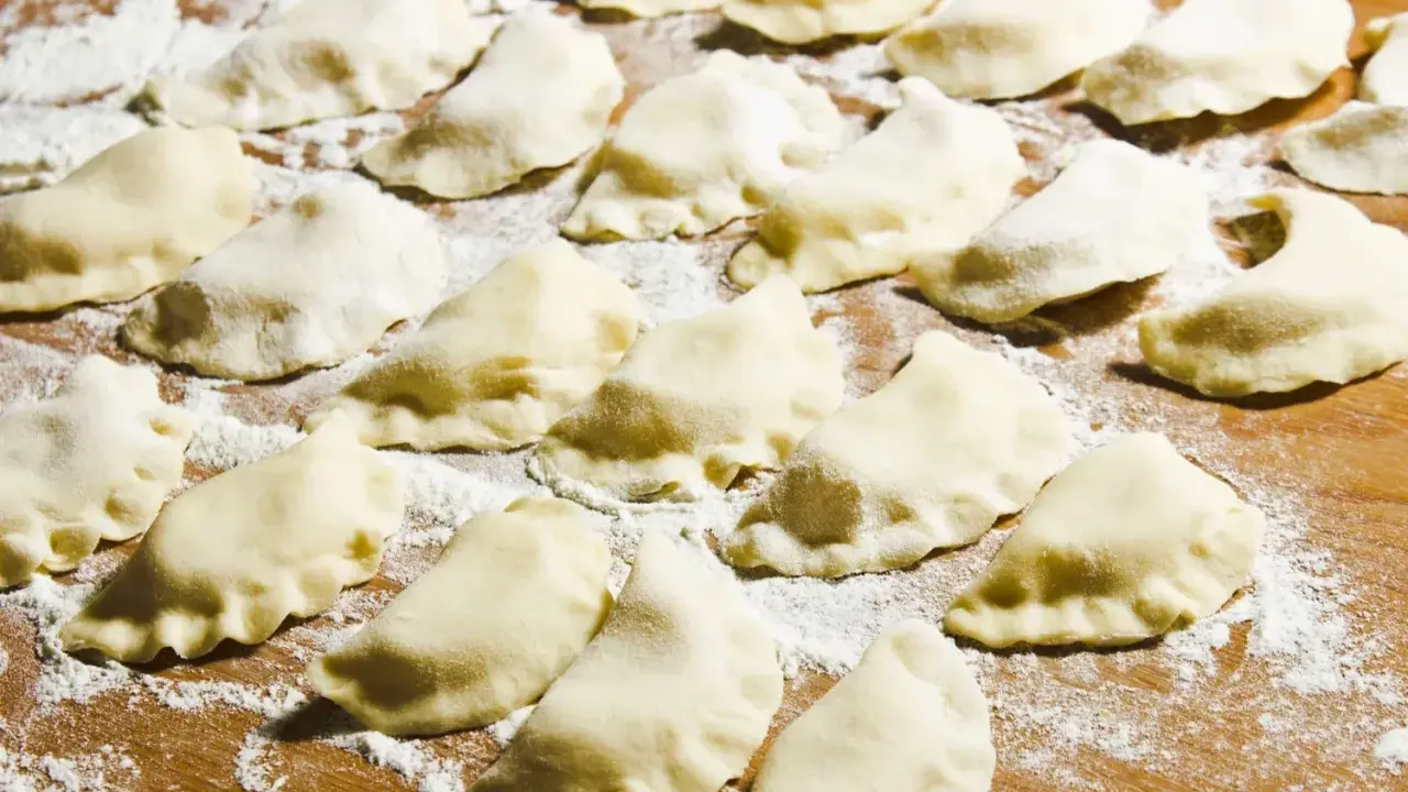 Gotowe do gotowania pierogi z serem, jak z przepisu na pierogi z serem Magdy Gessler. Idealne na rodzinny obiad.