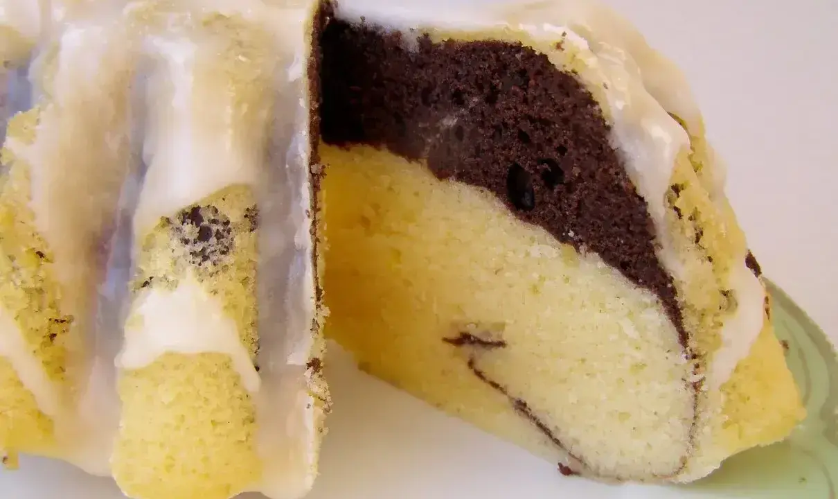 Wilgotna babka marmurkowa z lukrem. Idealny przepis na domowe ciasto.