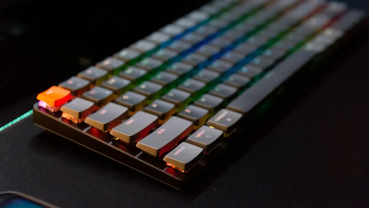Ewolucja klawiatur gamingowych: od tęczowego RGB do inteligentnych sterowań