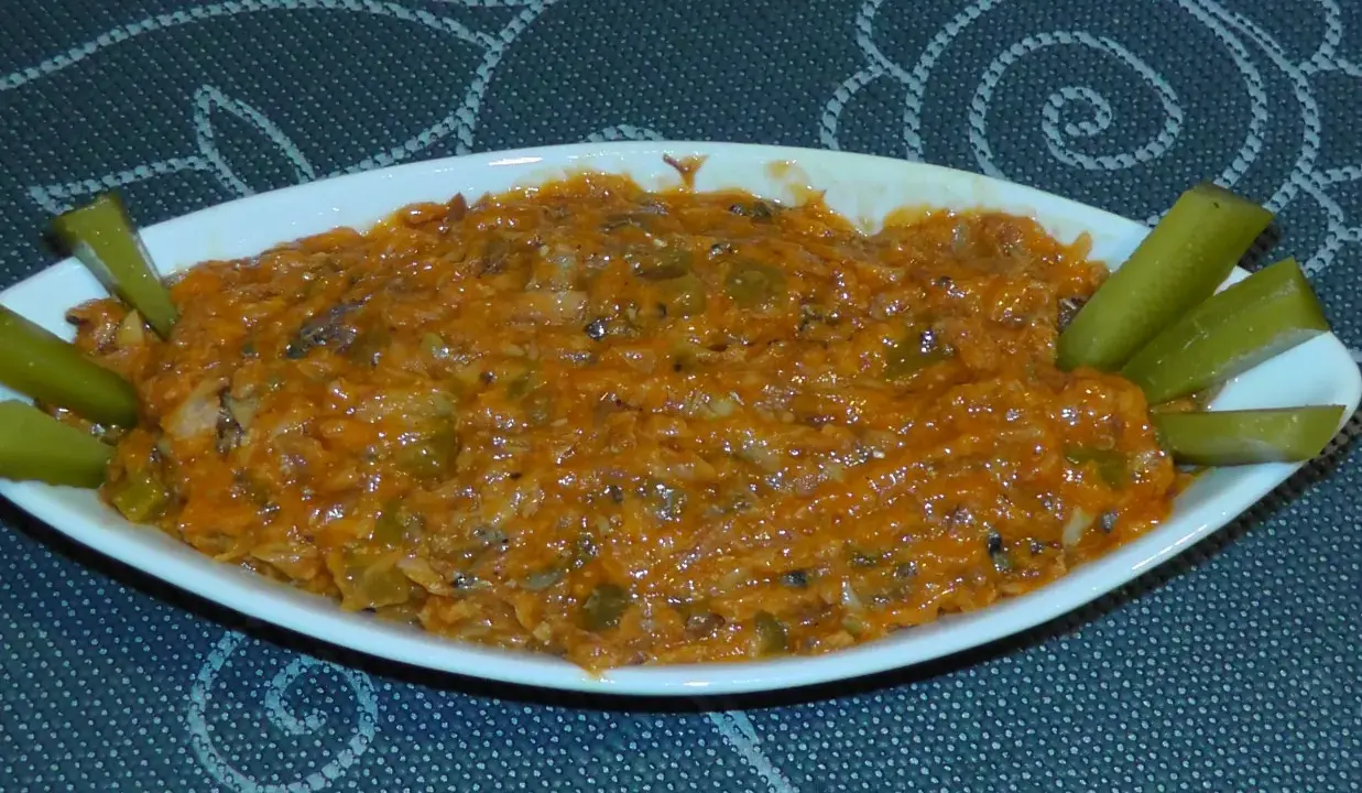 Pyszna pasta z makreli w pomidorach, podana z ogórkami konserwowymi. Idealna na kanapki.