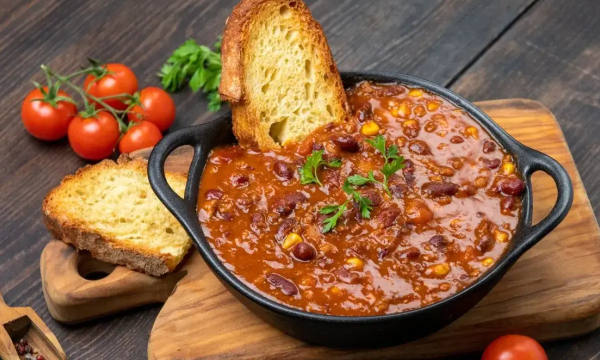 Gęste chili con carne z fasolą i kukurydzą, podane z chrupiącym pieczywem. Idealne na obiad na dwa dni.