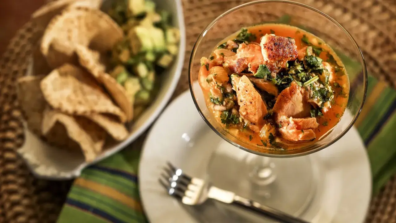 Pyszne ceviche z łososiem w kieliszku, obok miseczka z awokado i chipsami. Idealne na letni obiad.
