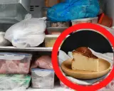 Kawałek sernika na talerzyku, otoczony zamrożonymi produktami w zamrażarce. Czy sernik można mrozic? Tak, można go mrozić.