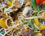 Pyszny makaron udon z wołowiną, grzybami i kolorową papryką. Idealny przepis na szybki obiad.