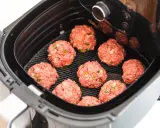 Pyszne klopsiki gotowe do pieczenia w air fryerze. Idealne na szybki obiad, odkryj nowe air fryer przepisy obiad.