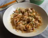 Pyszne pierożki wonton w pikantnym sosie, posypane szczypiorkiem i sezamem. Ciasto do wontonów jest cienkie i delikatne.