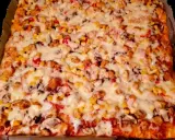 Pyszna pizza z kurczakiem i kukurydzą, idealna na szybki obiad. Gdzie kupić ciasto na pizzę? W każdym supermarkecie!