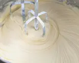 Mieszadła miksera zagłębiają się w puszysty krem z mascarpone i białej czekolady, tworząc faliste wzory.