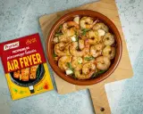 Aromatyczne krewetki z airfryer, gotowe w kilkanaście minut. Obok opakowanie przyprawy Prymat do pieczonego łososia.