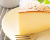 Puszysty sernik japoński oryginalny przepis na talerzyku, gotowy do degustacji.