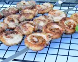Soczysty boczek na szaszłykach, idealny do grillowania. Marynata do boczku na grilla sprawia, że mięso jest kruche i aromatyczne.