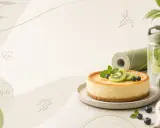 Pyszny sernik skyr pieczony fit, udekorowany kiwi i borówkami, obok maty do jogi i butelki z wodą.