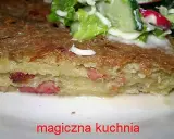 Pyszny kartoflak z boczkiem, podany z sałatką ze świeżych warzyw.