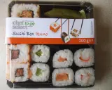 Pudełko z **lidl sushi** Chef to Go Select Ikuno, zawiera różne rodzaje rolek z łososiem, awokado i krewetkami.