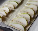 Ciasto francuskie z gruszką i camembert, przygotowane do pieczenia. Słodko-słony przysmak w zasięgu ręki.