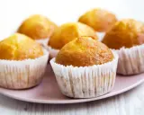 Puszyste muffinki na talerzyku, idealne do kawy. Ten przepis na wilgotne i puszyste muffinki sprawi, że będą smakować wybornie.