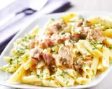 Penne z tuńczykiem w sosie własnym, posypane natką pietruszki. Proste i pyszne danie.