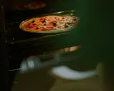 Jak długo piec pizzę, aby uniknąć przypalenia i niedopiekania?